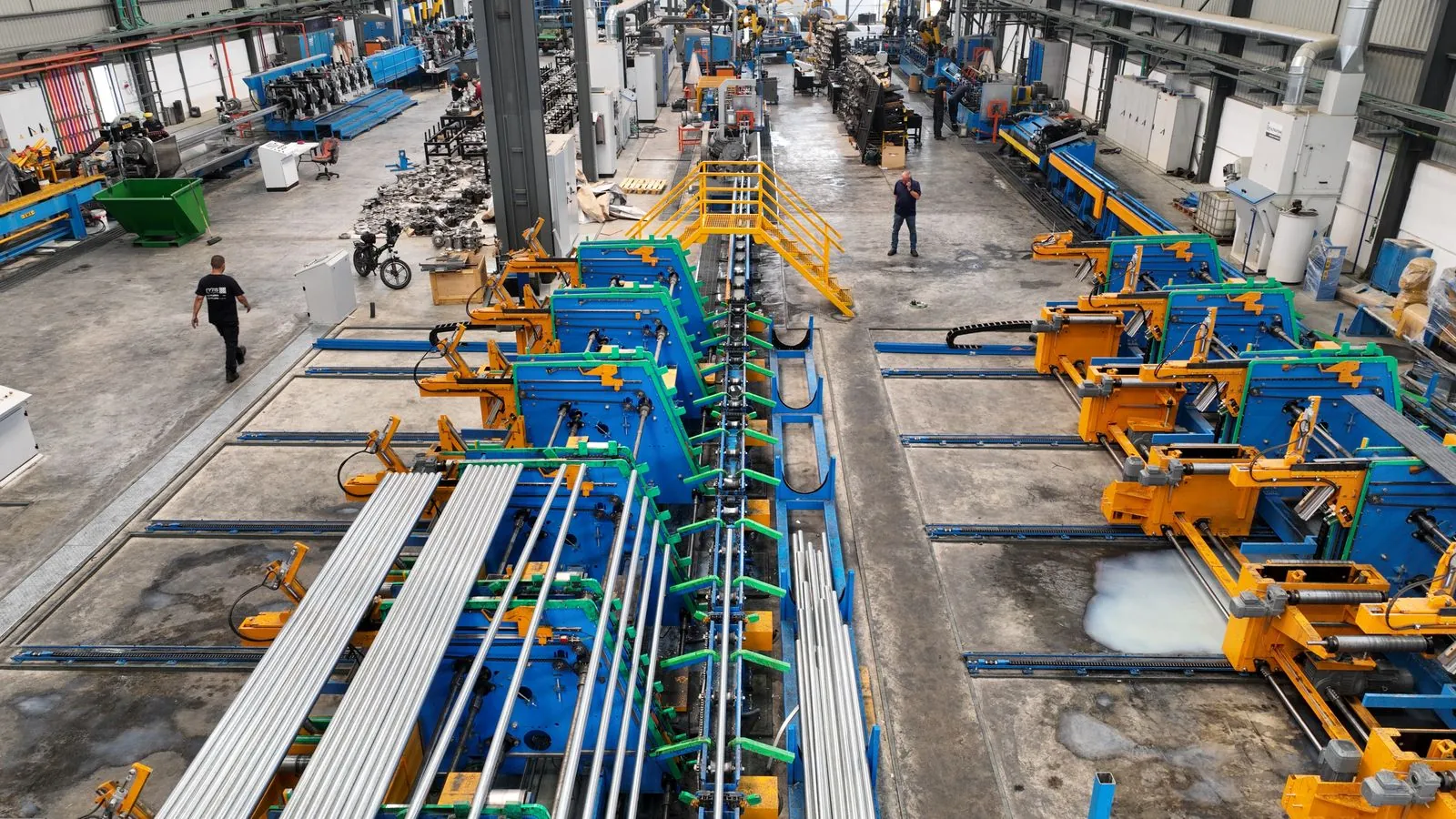 Interior de una planta industrial con una l&iacute;nea de producci&oacute;n completa instalada